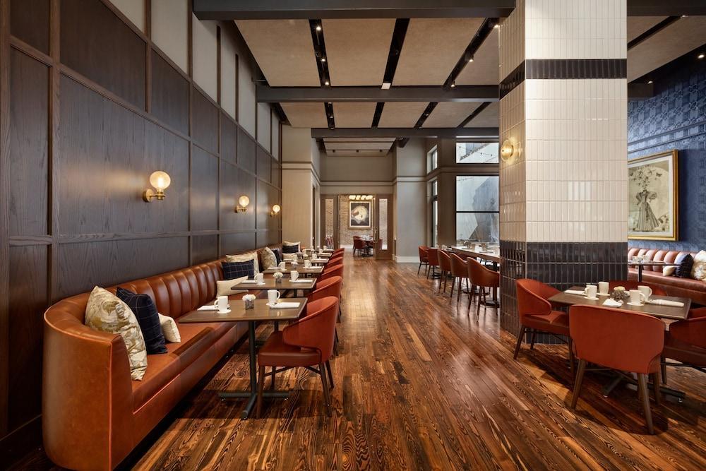 106 Jefferson Huntsville, Curio Collection By Hilton Huntsville