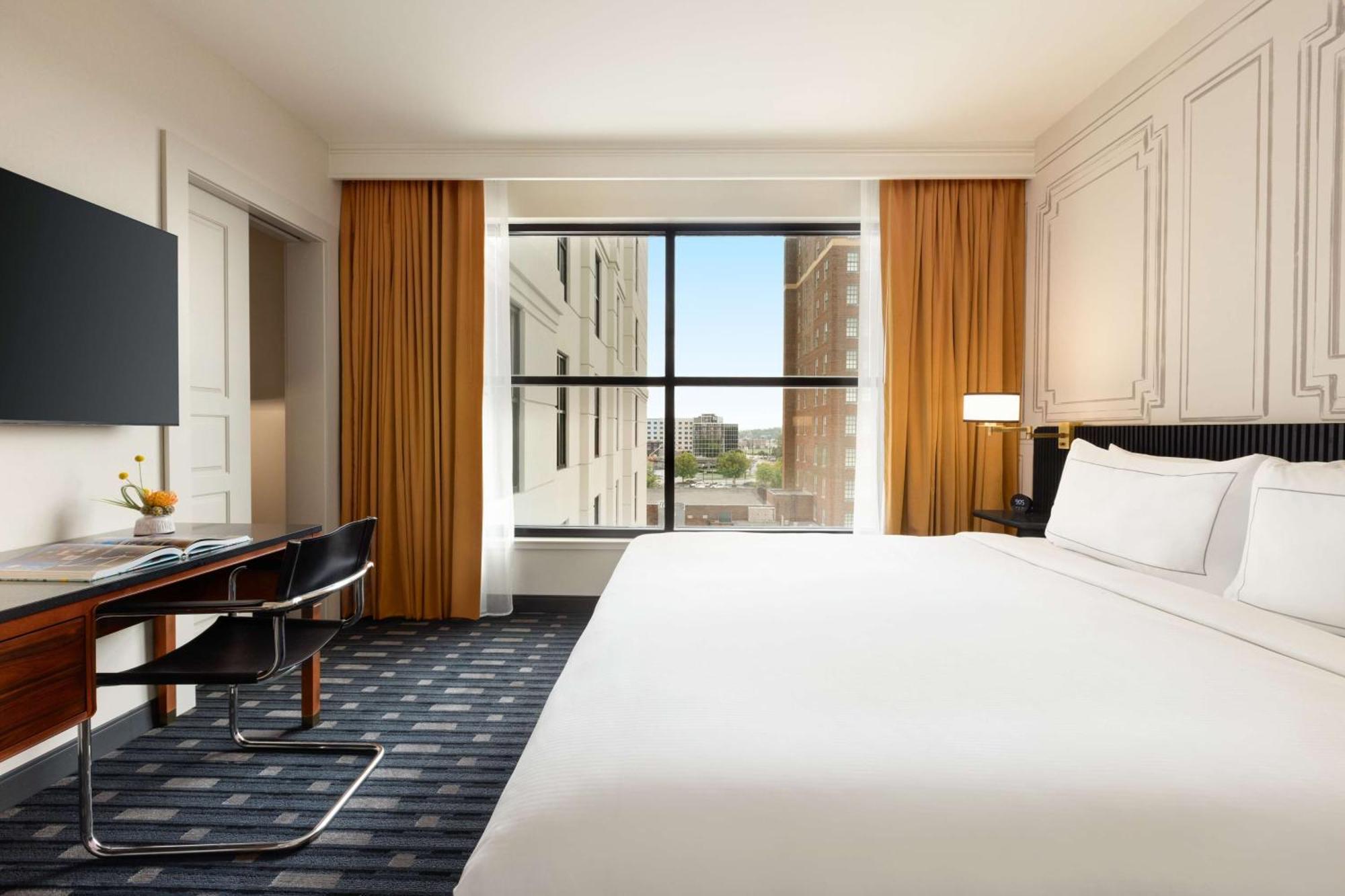 106 Jefferson Huntsville, Curio Collection By Hilton