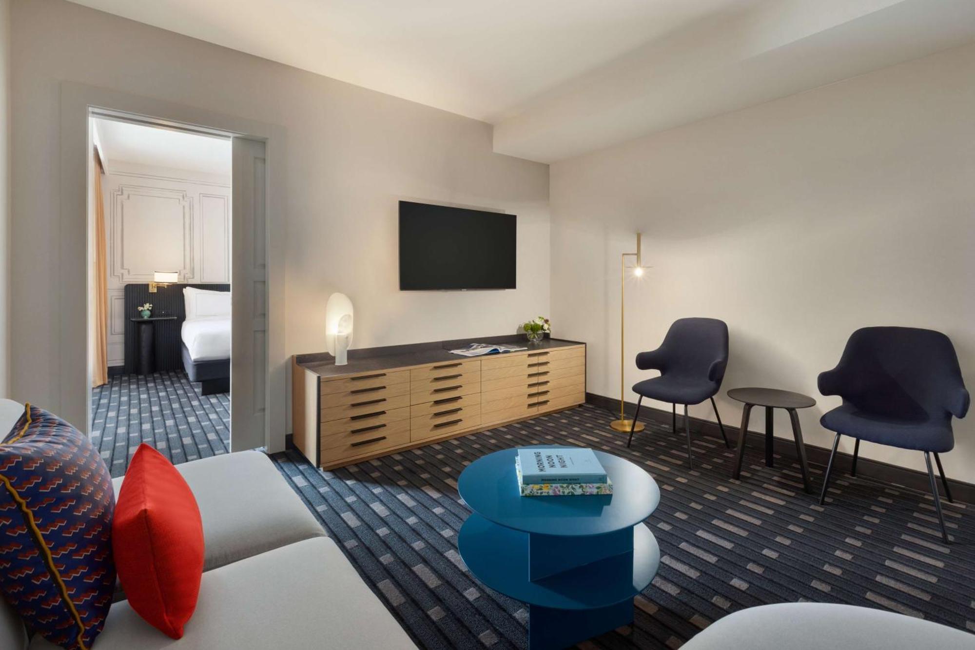 106 Jefferson Huntsville, Curio Collection By Hilton