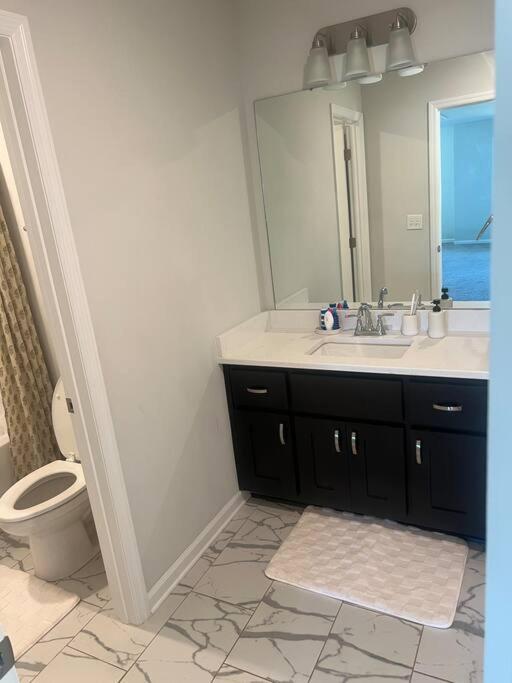 Spacious Modern Retreat Near Downtown Holiday home Huntsville