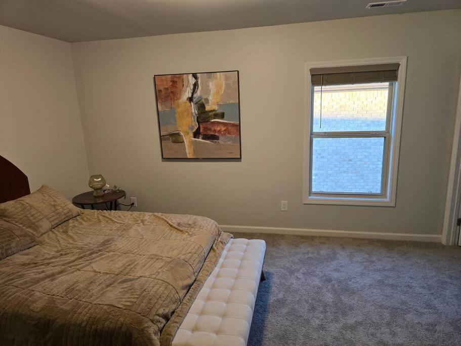Spacious Modern Retreat Near Downtown Holiday home *