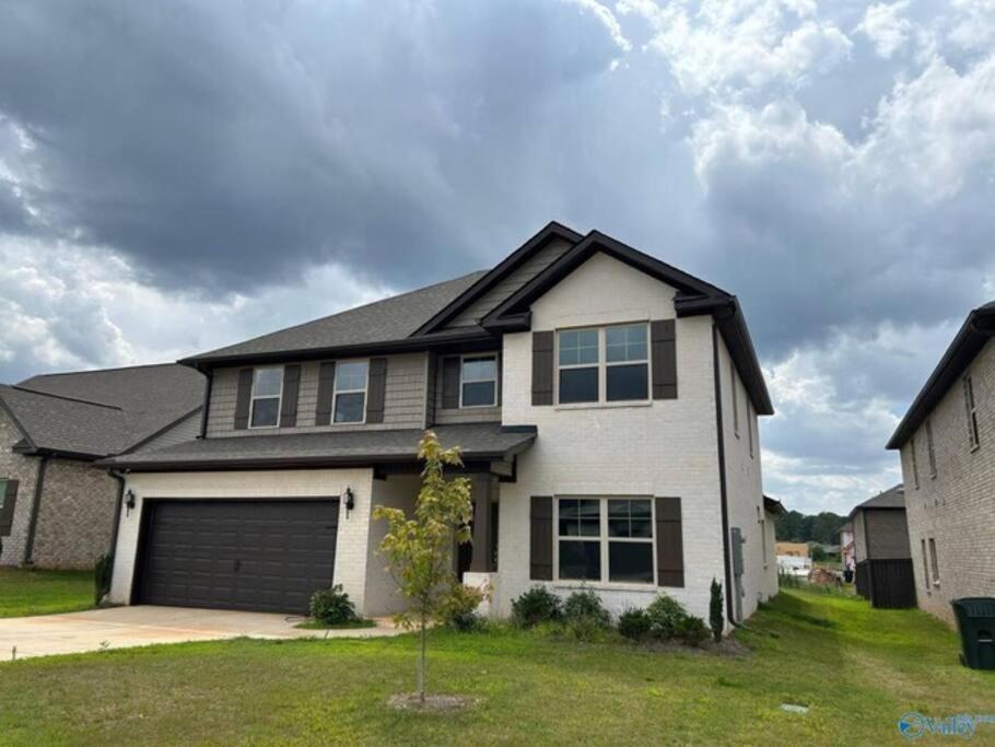 Spacious Modern Retreat Near Downtown * Huntsville