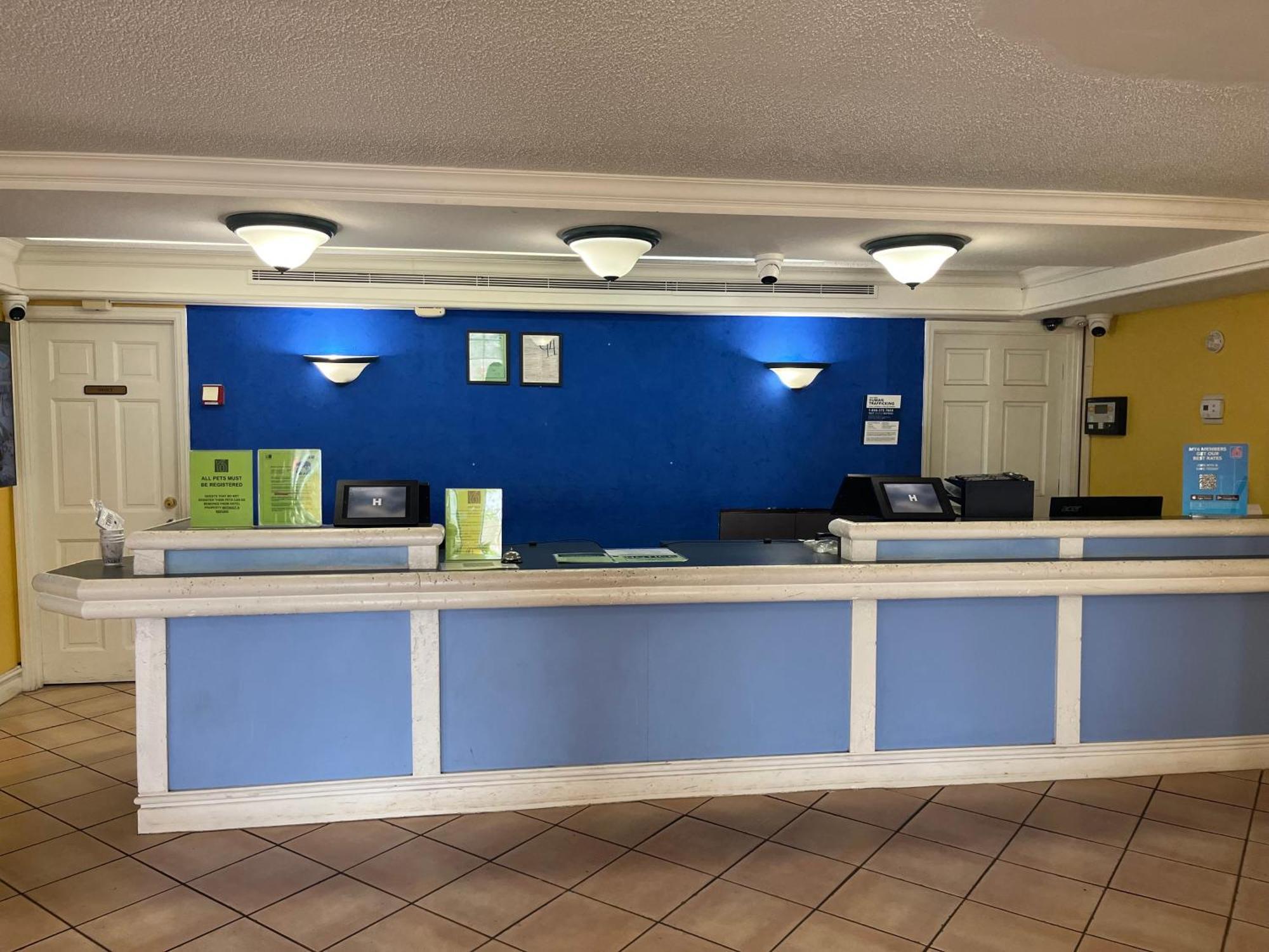 Hotel 6 Huntsville, Al Drive 4*