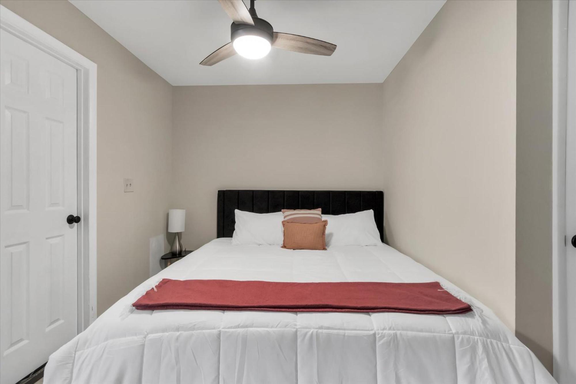King Bed Modern Apartment