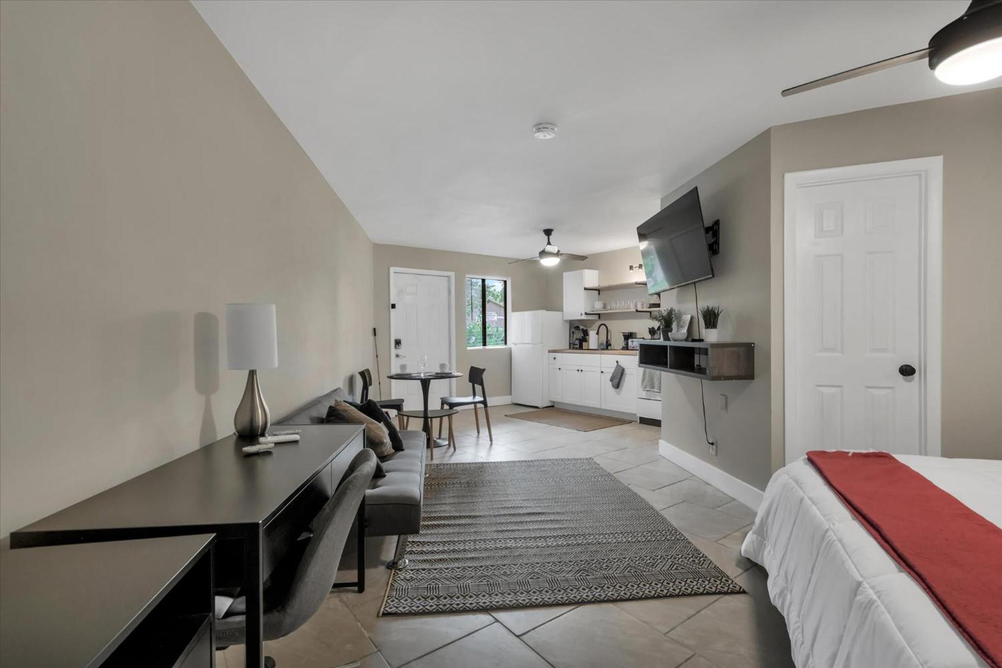 King Bed Modern Apartment *