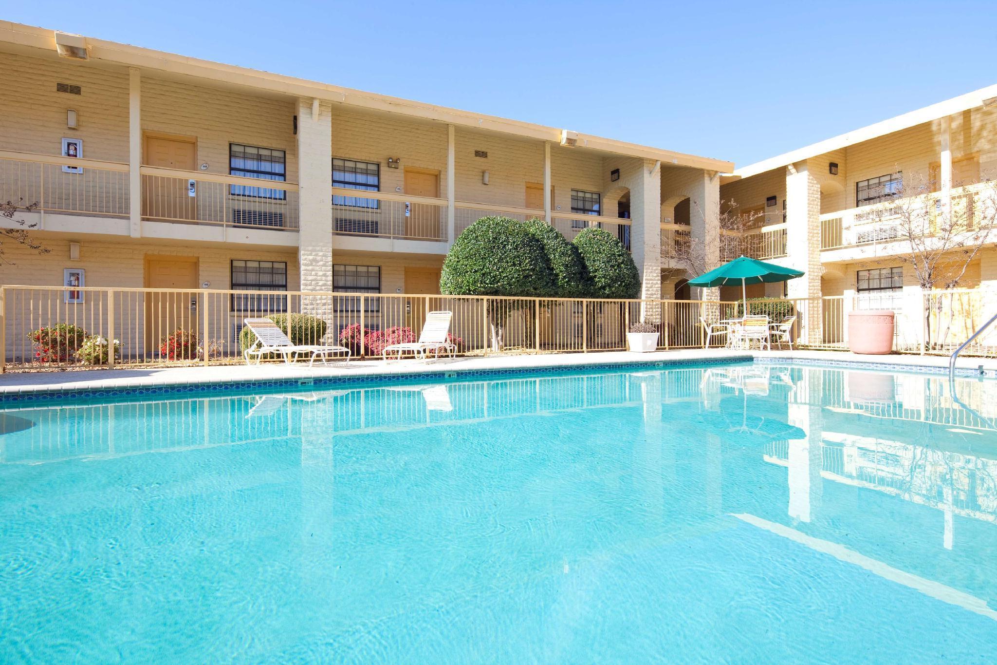 La Quinta By Wyndham Research Park Hotel