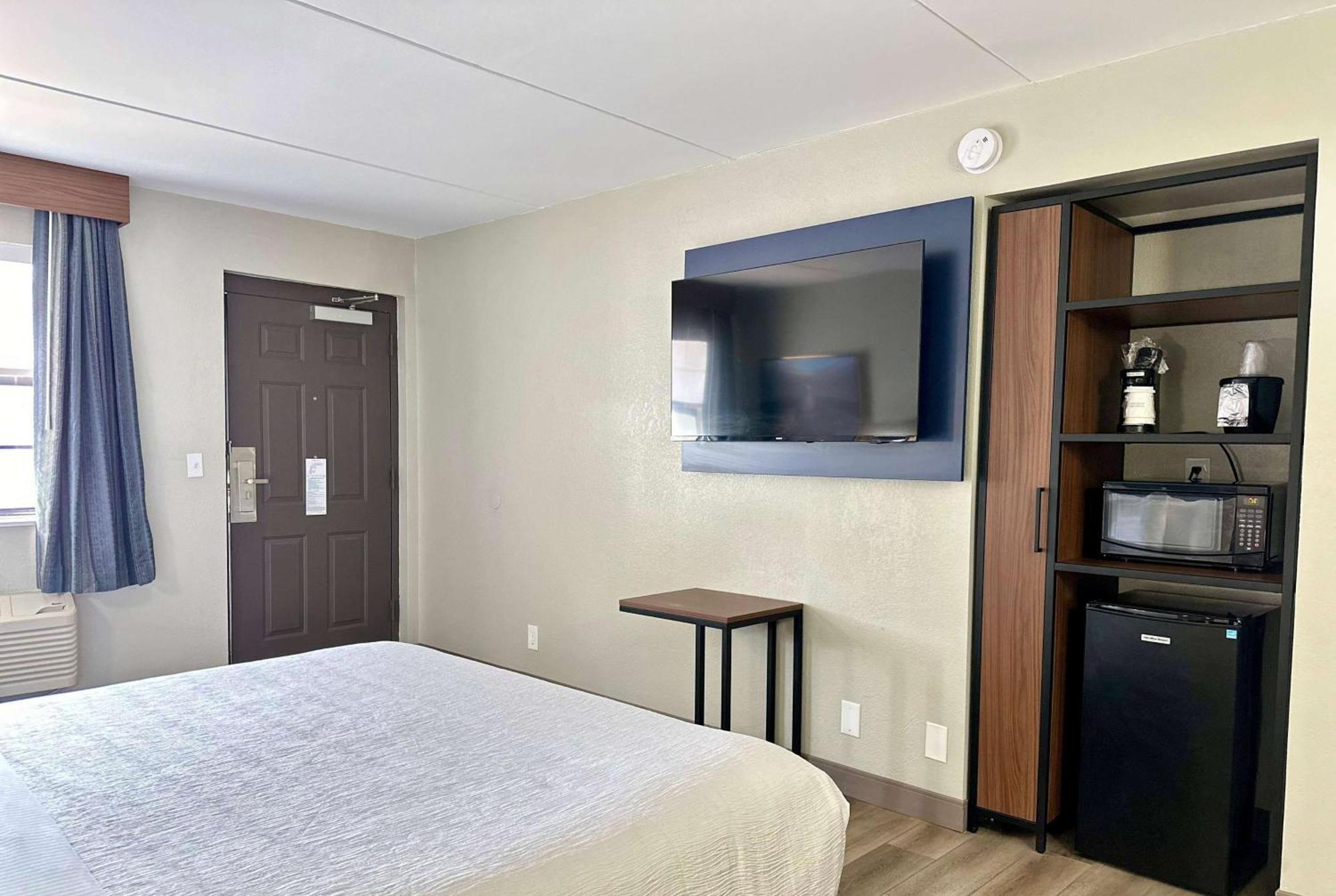 La Quinta By Wyndham Research Park Hotel