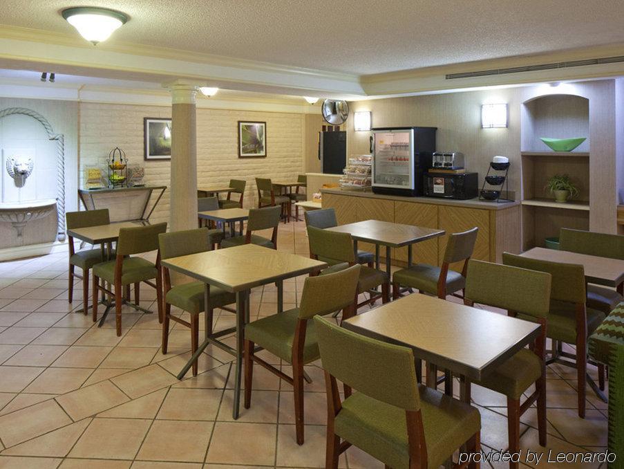 La Quinta By Wyndham Research Park Hotel