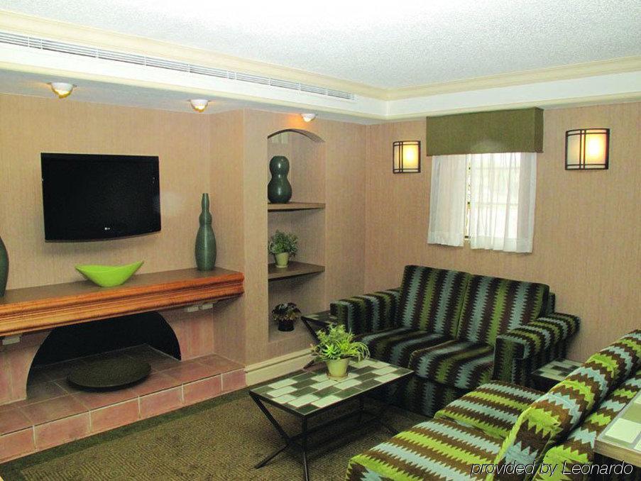 La Quinta By Wyndham Research Park Hotel 3*